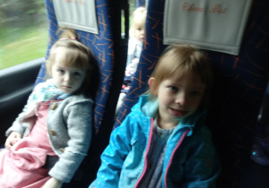 Dzieci podróżują autokarem
